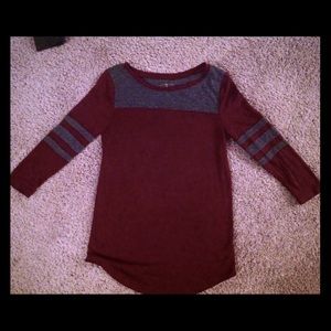 Juniors XS 3/4 sleeve t-shirt. Maroon with gray